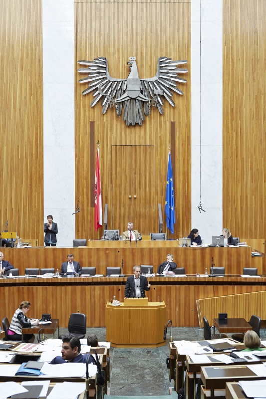 Nationalratsabgeordneter Dieter Brosz (G) am Rednerpult. Auf der Regierungsbank v.li.: Rechnungshofpräsident Josef Moser, Staatssekretär Jochen Danninger (V) und Kulturminister Josef Ostermayer (S). Am Präsidium Dritter Nationalratspräsident Norbert Hofer (F).