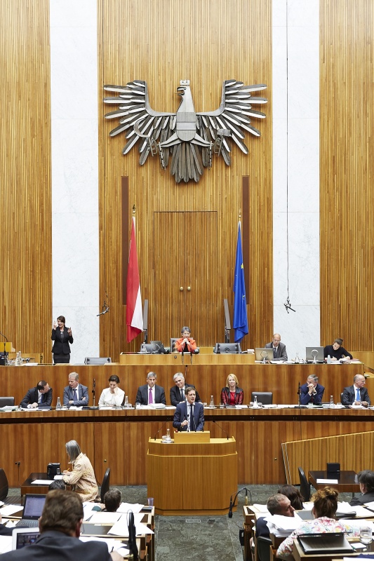 Nationalratsabgeordneter Kai Jan Krainer (S) am Rednerpult. Im Hintergrund auf der Regierungsbank Staatssekretär Jochen Danninger (V), Wirtschaftsminister Reinhold Mitterlehner (V), Unterrichtsministerin Gabriele Heinisch-Hosek (S), Finanzminister Michael Spindelegger (V), Bundeskanzler Werner Faymann (S), Verkehrsministerin Doris Bures (S), Gesundheitsminsiter Alois Stöger und Verteidigungsminister Gerald Klug. Am Präsidium Nationalratspräsidentin Barbara Prammer (S)