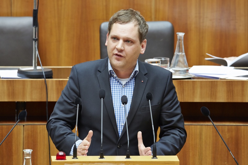 Nationalratsabgeordneter Philip Kucher (S) am Rednerpult