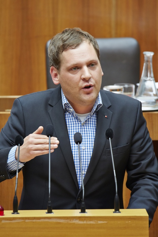 Nationalratsabgeordneter Philip Kucher (S) am Rednerpult