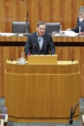 Nationalratsabgeordneter Philip Kucher (S) am Rednerpult. Im Hintergrund auf der Regierungsbank Kulturminister Josef Ostermayer (S)
