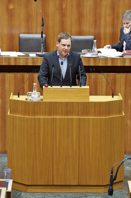 Nationalratsabgeordneter Philip Kucher (S) am Rednerpult. Im Hintergrund auf der Regierungsbank Kulturminister Josef Ostermayer (S)