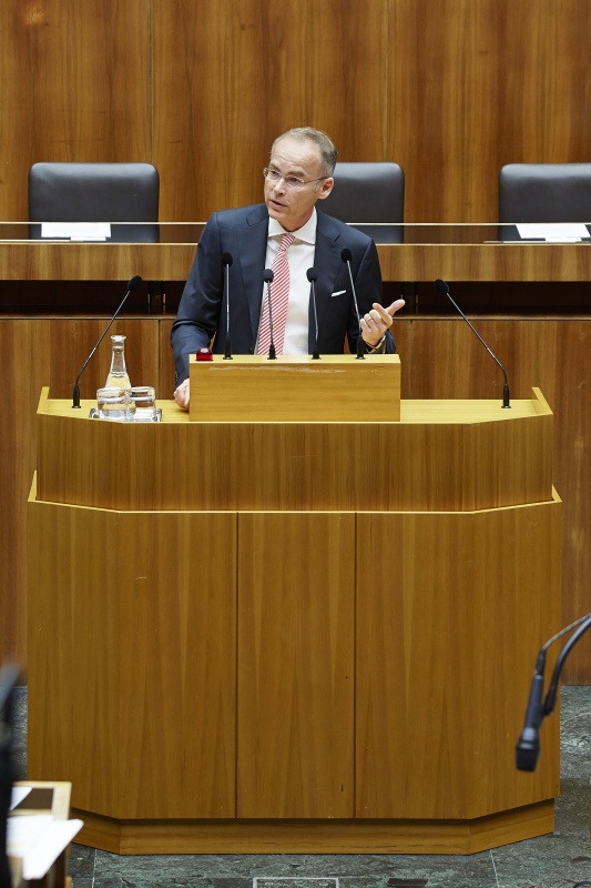 Nationalratsabgeordneter Marcus Franz am Rednerpult