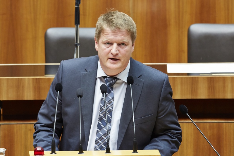 Nationalratsabgeordneter Manfred Hofinger (V) am Rednerpult