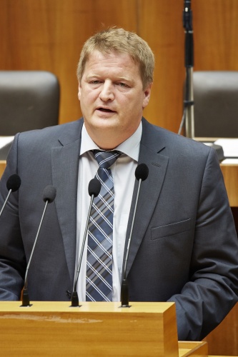 Nationalratsabgeordneter Manfred Hofinger (V) am Rednerpult