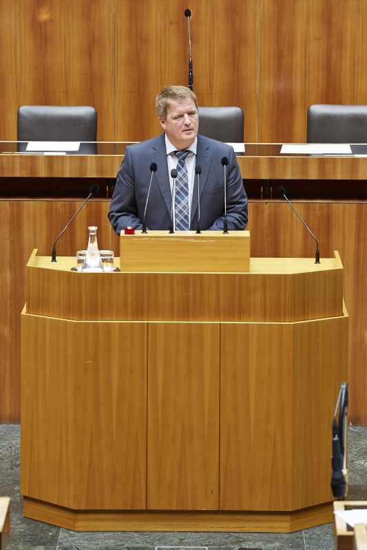 Nationalratsabgeordneter Manfred Hofinger (V) am Rednerpult