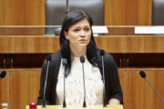 Nationalratsabgeordnete Daniela Holzinger (S) am Rednerpult
