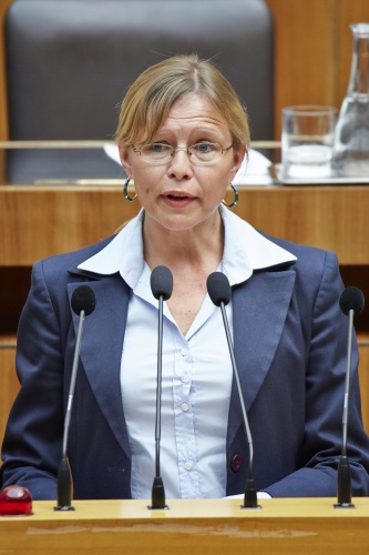 Nationalratsabgeordnete Beatrix Karl (V) am Rednerpult