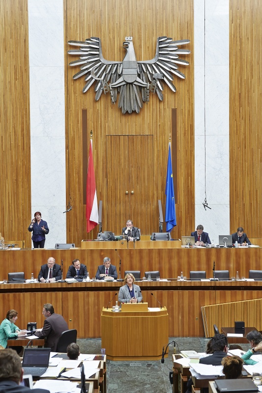 Nationalratsabgeordnete Ruperta Lichtenecker (G) am Rednerpult. Im Hintergrund auf der Regierungsbank Justizminister Wolfgang Brandstetter (V), Staatssekretär Jochen Danninger (V) und Finanzminister Michael Spindelegger (V). Am Präsidium Zweiter Nationalratspräsdent Karlheinz Kopf (V)
