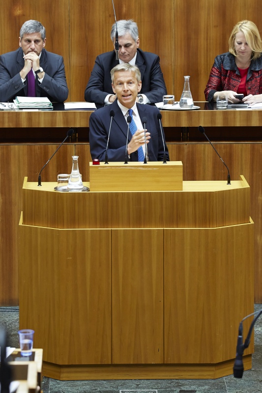 Klubobmann Reinhold Lopatka (V) am Rednerpult. Im Hintergrund auf der Regierungsbank Finanzminister Michael Spindelegger (V), Bundeskanzler Werner Faymann (S) und Verkehrsministerin Doris Bures (S).