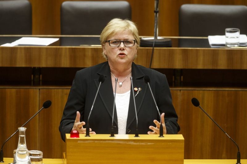 Nationalratsabgeordnete Dorothea Schittenhelm (V) am Rednerpult
