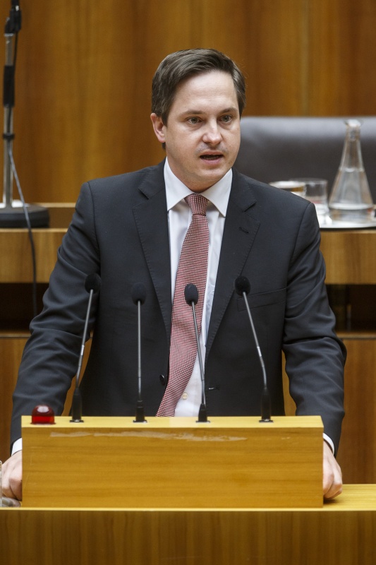 Nationalratsabgeordneter Johannes Schmuckenschlager (V) am Rednerpult