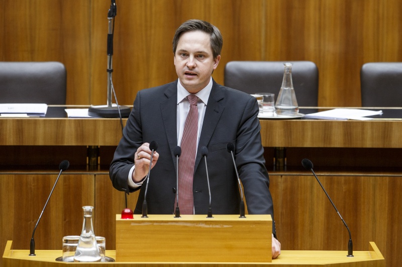 Nationalratsabgeordneter Johannes Schmuckenschlager (V) am Rednerpult