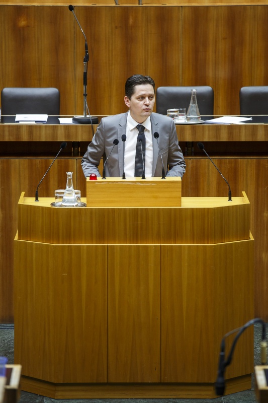 Nationalratsabgeordneter Bernd Schönegger (V) am Rednerpult