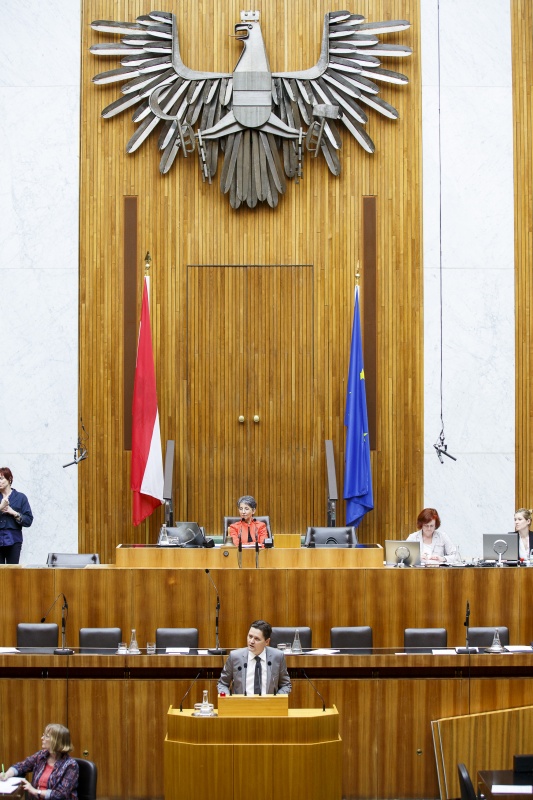 Nationalratsabgeordneter Bernd Schönegger (V) am Rednerpult. Am Präsidium Nationalratspräsidentin Barbara Prammer (S).