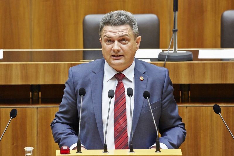 Nationalratsabgeordneter Hermann Krist (S) am Rednerpult