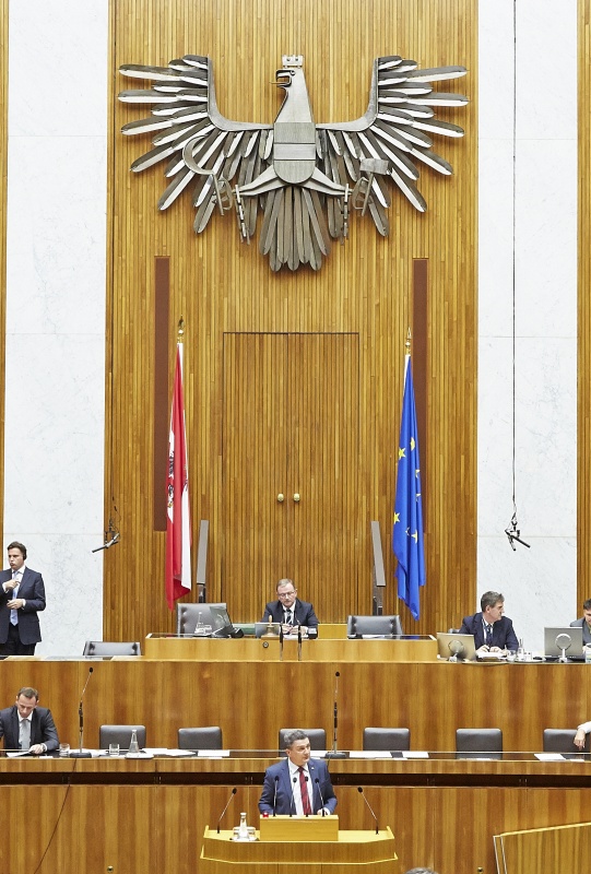 Nationalratsabgeordneter Hermann Krist (S) am Rednerpult. Auf der Regierungsbank v.li.: Staatssekretär Jochen Danninger (V) und Verteidigungsminister Gerald Klub (S). Am Präsidium Zweiter Nationalratspräsident Karlheinz Kopf (V)