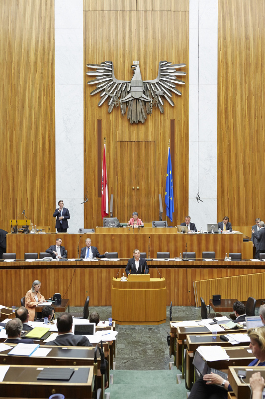 Nationalratsabgeordneter Philip Kucher (S) am Rednerpult. Im Hintergrund auf der Regierungsbank v.li.: Staatssekretär Jochen Danninger (V) und Wirtschaftsminister Reinhold Mitterlehner (V). Am Präsidium Nationalratspräsidentin Barbara Prammer (S)