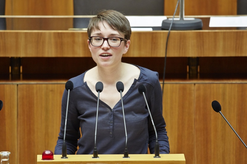 Nationalratsabgeordnete Sigrid Maurer (G) am Rednerpult