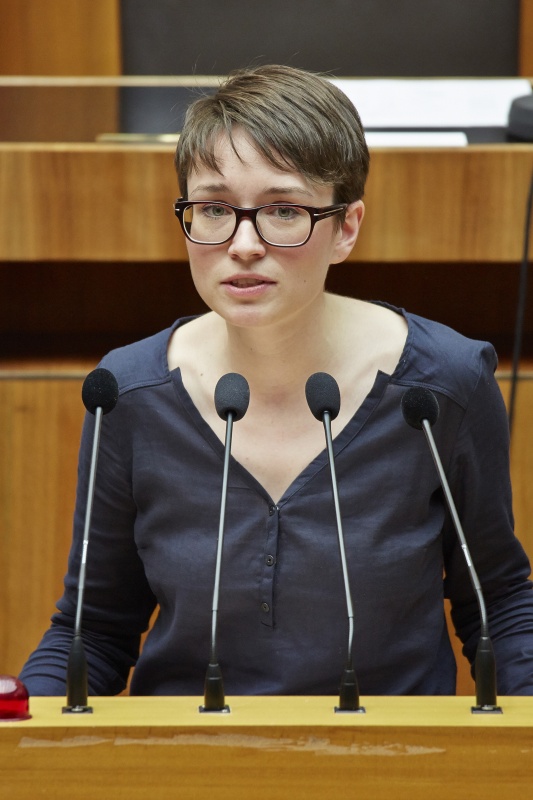 Nationalratsabgeordnete Sigrid Maurer (G) am Rednerpult