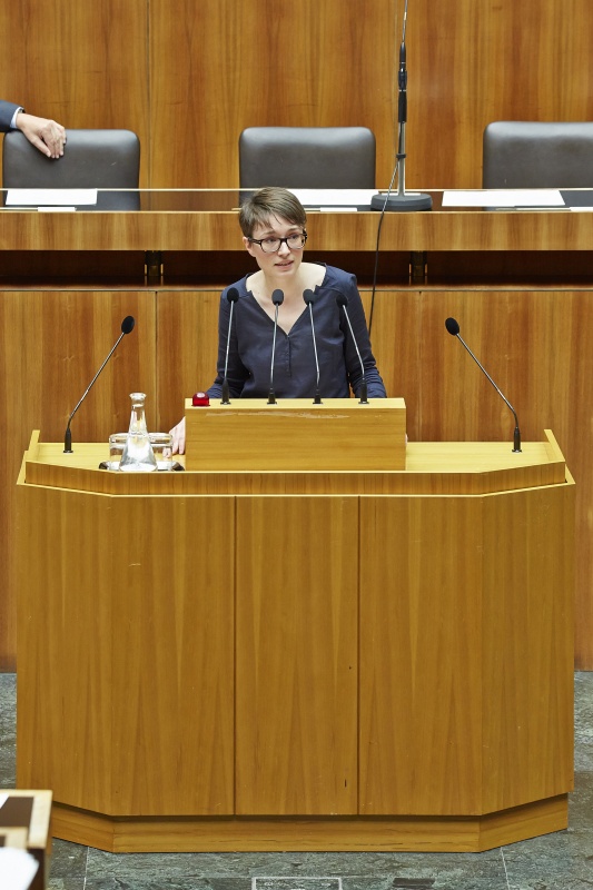 Nationalratsabgeordnete Sigrid Maurer (G) am Rednerpult