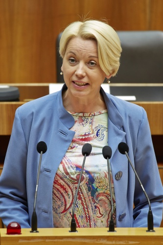 Nationalratsabgeordnete Angelika Rosa Mlinar (N) am Rednerpult