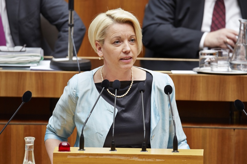 Nationalratsabgeordnete Angelika Rosa Mlinar (N) am Rednerpult