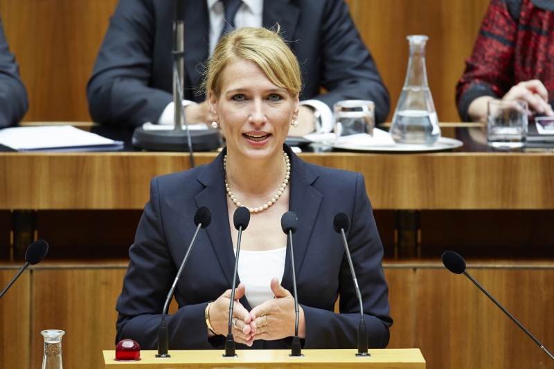 Klubobfrau Kathrin Nachbaur (T) am Rednerpult