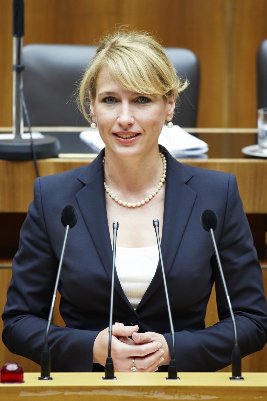 Klubobfrau Kathrin Nachbaur (T) am Rednerpult