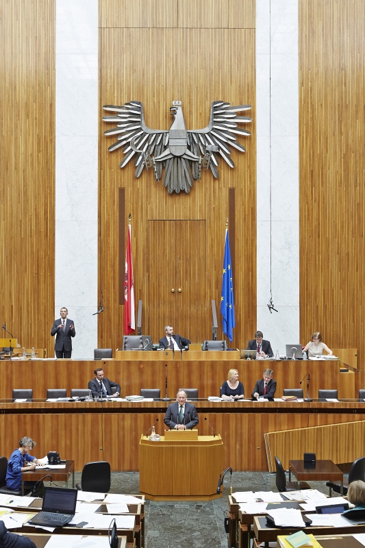 Nationalratsabgeordneter Hermann Schultes (V) am Rednerpult. Auf der Regierungsbank v.li.: Staatssekretär Jochen Danninger (V), Verkehrsministerin Doris Bures (S) und Kulturminister Josef Ostermayer (S). Am Präsidium Dritter Nationalratspräsident Norbert Hofer (F)