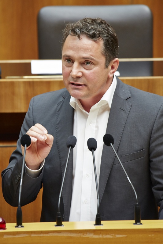 Nationalratsabgeordneter Norbert Sieber (V) am Rednerpult