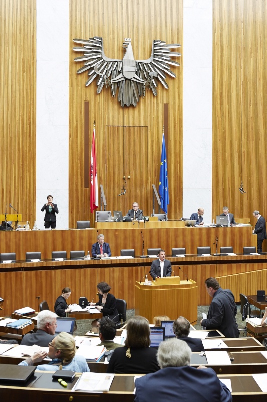 Nationalratsabgeordneter Norbert Sieber (V) am Rednerpult. Auf der Regierungsbank Landwirtschaftsminister Andrä Rupprechter (V). Am Präsidium Zweiter Nationalratspräsident Karlheinz Kopf (V).