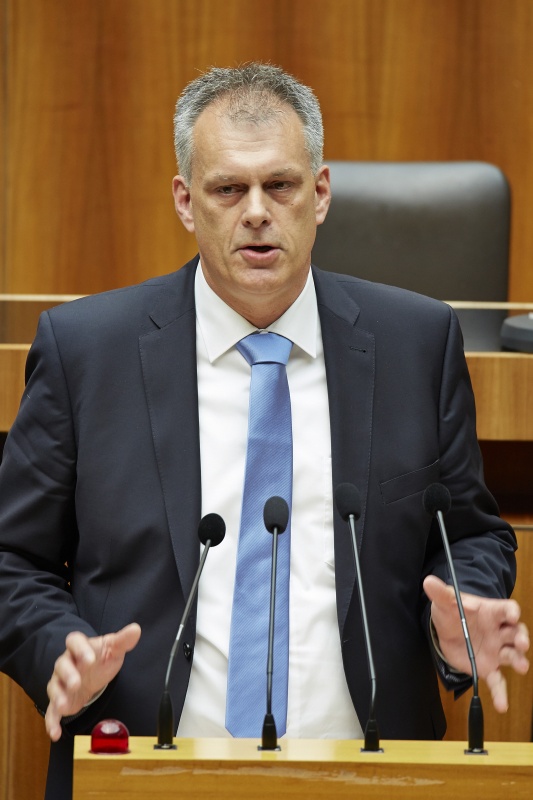 Nationalratsabgeordneter Maximilian Unterrainer (S) am Rednerpult