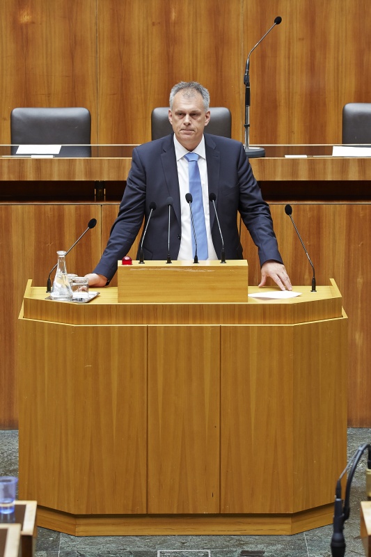 Nationalratsabgeordneter Maximilian Unterrainer (S) am Rednerpult