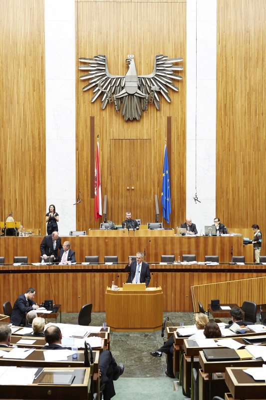 Nationalratsabgeordneter Maximilian Unterrainer (S) am Rednerpult. Auf der Regierungsbank Wirtschaftsminister Reinhold Mitterlehner (V). Am Präsidium Dritter Nationalratspräsident Norbert Hofer (F).