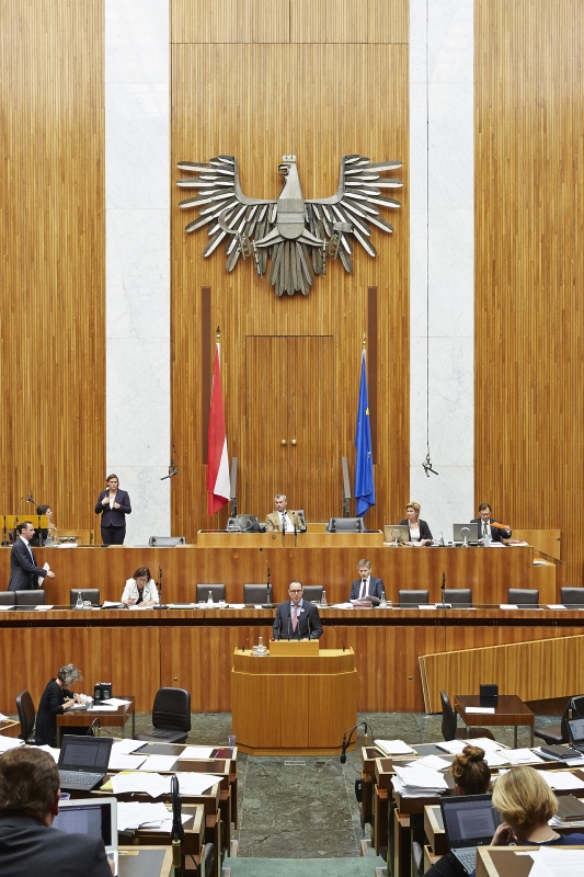 Nationalratsabgeordneter Andreas Ottenschläger (V) am Rednerpult. Im Hintergrund auf der Regierungsbank Innenministerin Johanna Mikl-Leitner (V) und Kulturminister Josef Ostermayer (S). Am Präsium Dritter Nationalratspräsident Norbert Hofer (F)