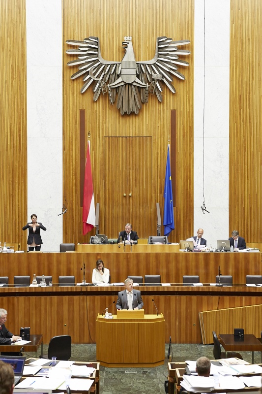 Nationalratsabgeordneter Nikolaus Prinz (V) am Rednerpult. Im Hintergrund auf der Regierungsbank Familienministerin Sophie Karmasin (V). Am Präsidium Zweiter Nationalratspräsident Karlheinz Kopf (V)