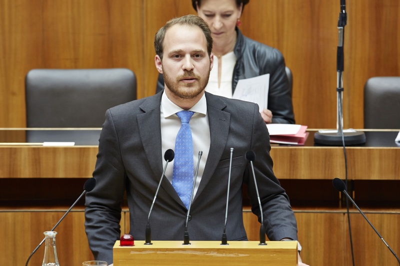 Nationalratsabgeordneter Nikolaus Scherak (N) am Rednerpult. Im Hintergrund auf der Regierungsbank Unterrichtsministerin Gabriele Heinisch-Hosek (S).