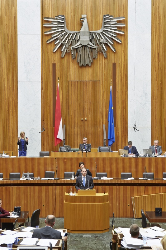 Nationalratsabgeordneter Nikolaus Scherak (N) am Rednerpult. Im Hintergrund auf der Regierungsbank Unterrichtsministerin Gabriele Heinisch-Hosek (S). Am Präsidium Dritter Nationalratspräsident Norbert Hofer (F).