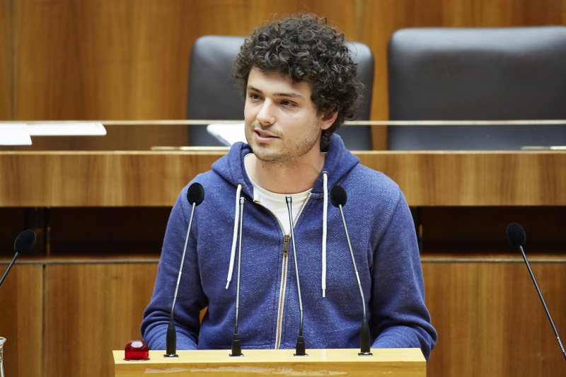 Nationalratsabgeordneter Julian Schmid (G) am Rednerpult