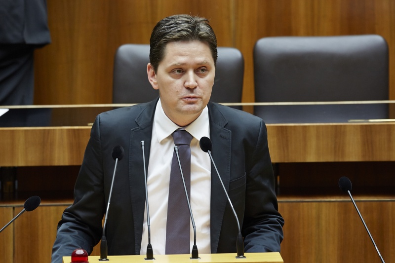 Nationalratsabgeordneter Bernd Schönegger (V) am Rednerpult