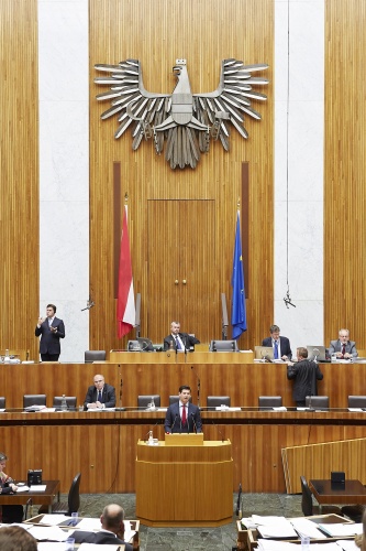 Nationalratsabgeordneter Philipp Schrangl (F) am Rednerpult. Im Hintergrund auf der Regierungsbank Justizminister Wolfgang Brandstetter (V). Am Präsidium Dritter Nationalratspräsident Norbert Hofer (F).