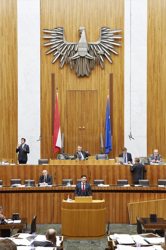 Nationalratsabgeordneter Philipp Schrangl (F) am Rednerpult. Im Hintergrund auf der Regierungsbank Justizminister Wolfgang Brandstetter (V). Am Präsidium Dritter Nationalratspräsident Norbert Hofer (F).