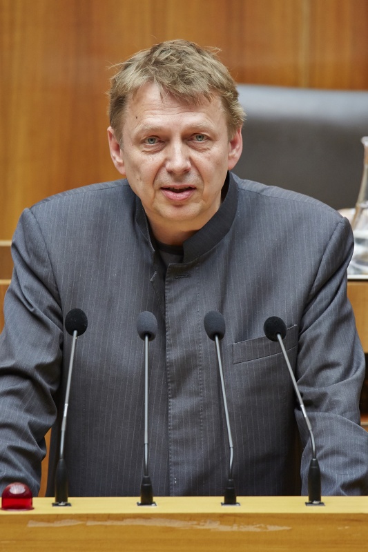 Nationalratsabgeordneter Wolfgang Zinggl (G) am Rednerpult