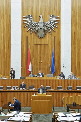 Nationalratsabgeordneter Harald Stefan (F) am Rednerpult. Im Hintergrund auf der Regierungsbank Justizminister Wolfgang Brandstetter (V). Am Präsidium Dritter Nationalratspräsident Norbert Hofer (F).