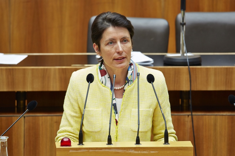 Nationalratsabgeordnete Michaela Steinacker (V) am Rednerpult