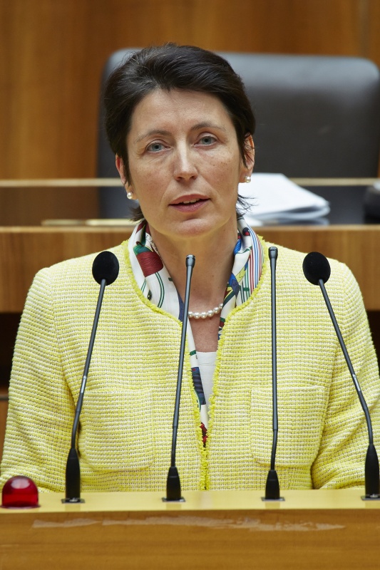 Nationalratsabgeordnete Michaela Steinacker (V) am Rednerpult