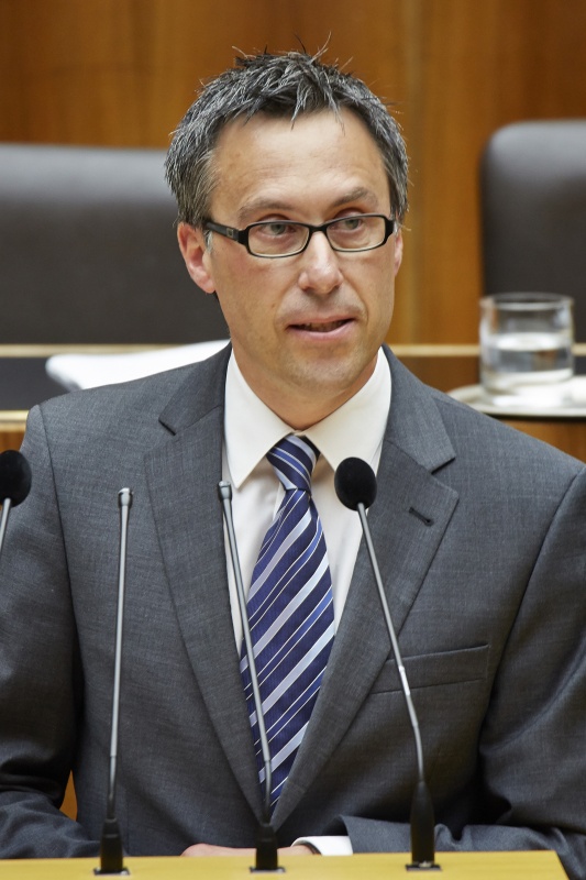 Nationalratsabgeordneter Georg Strasser (V) am Rednerpult