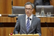 Nationalratsabgeordneter Georg Strasser (V) am Rednerpult