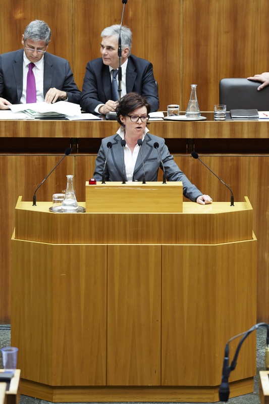 Nationalratsabgeordnete Gabriele Tamandl (V) am Rednerpult. Im Hintergrund auf der Regierungsbank Finanzminister Michael Spindelegger (V) und Bundeskanzler Werner Faymann (S)